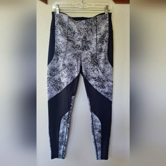 Lululemon Sweat And Repeat Black/White Workout Yoga  Leggings Womens Size 12 - Picture 1 of 5